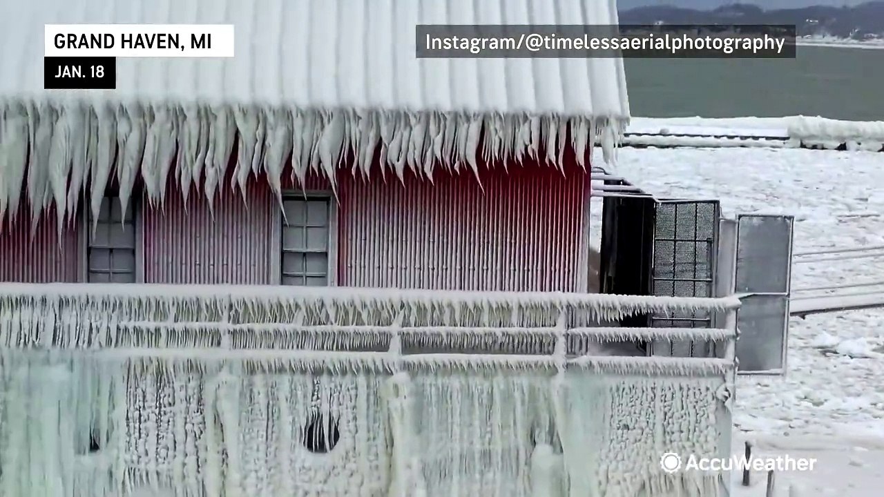 Lighthouses freeze into ice sculptures in Michigan