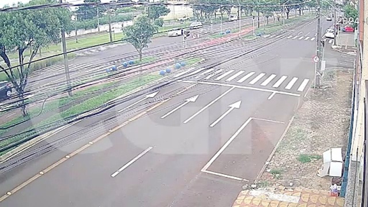Câmera flagra acidente entre moto e carro na Avenida Barão do Rio Branco