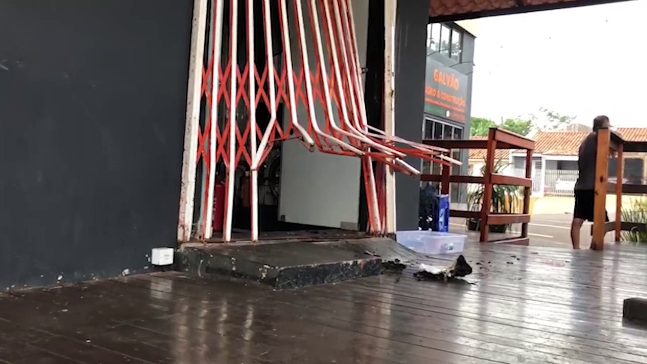 Curto-circuito provoca incêndio em hamburgueria no Brasmadeira