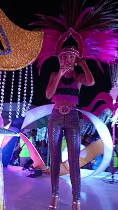 La reina saluda en la tercera precarnavalera