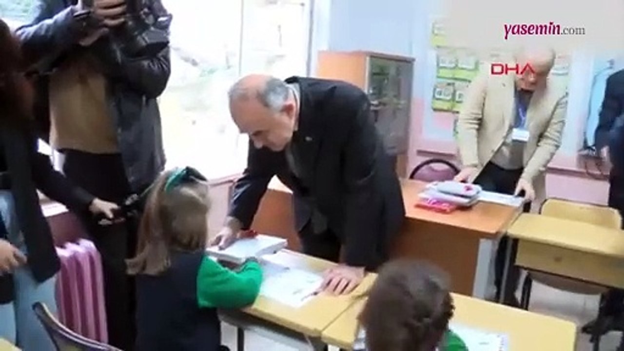 Hediyesini beğenmeyen küçük kız Vali'ye küstü! O anlar...