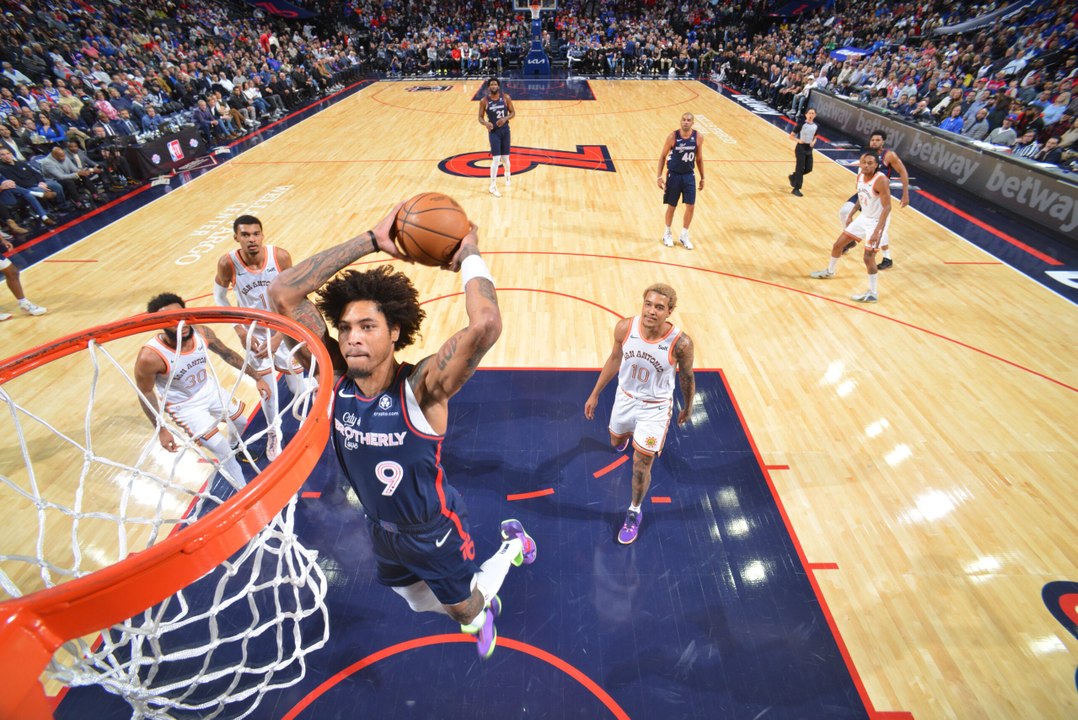 Dunk of the Night: Kelly Oubre Jr.