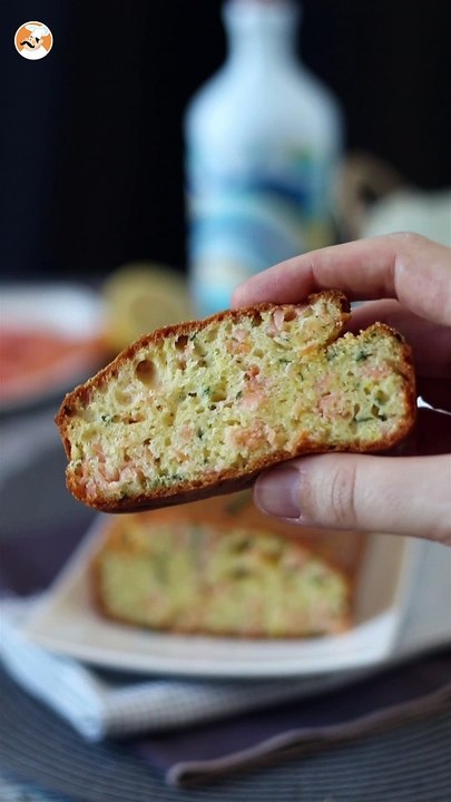 Cake de salmón ahumado, limón y cebollino