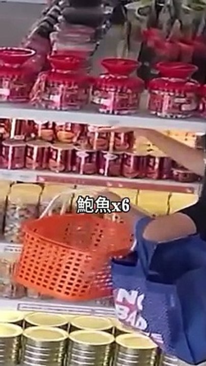 女子携环保袋行窃 偷走店内鲍鱼 点心