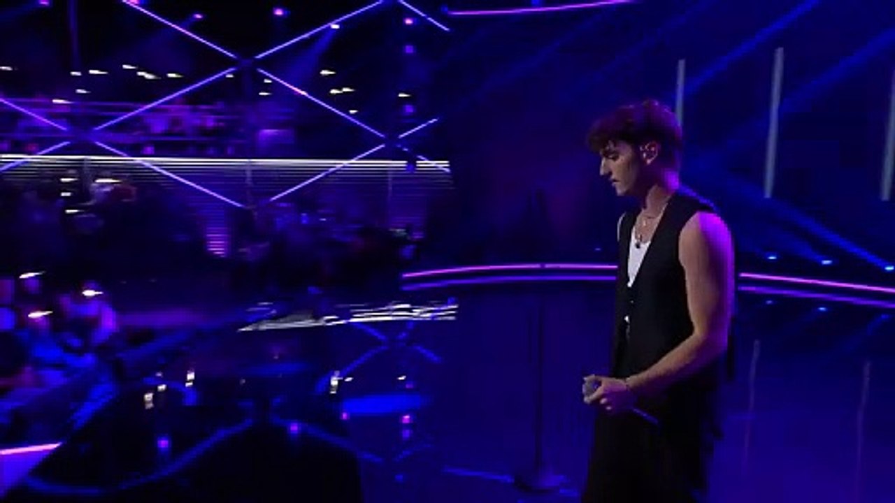 Benson Boone chante "In the Stars" en live