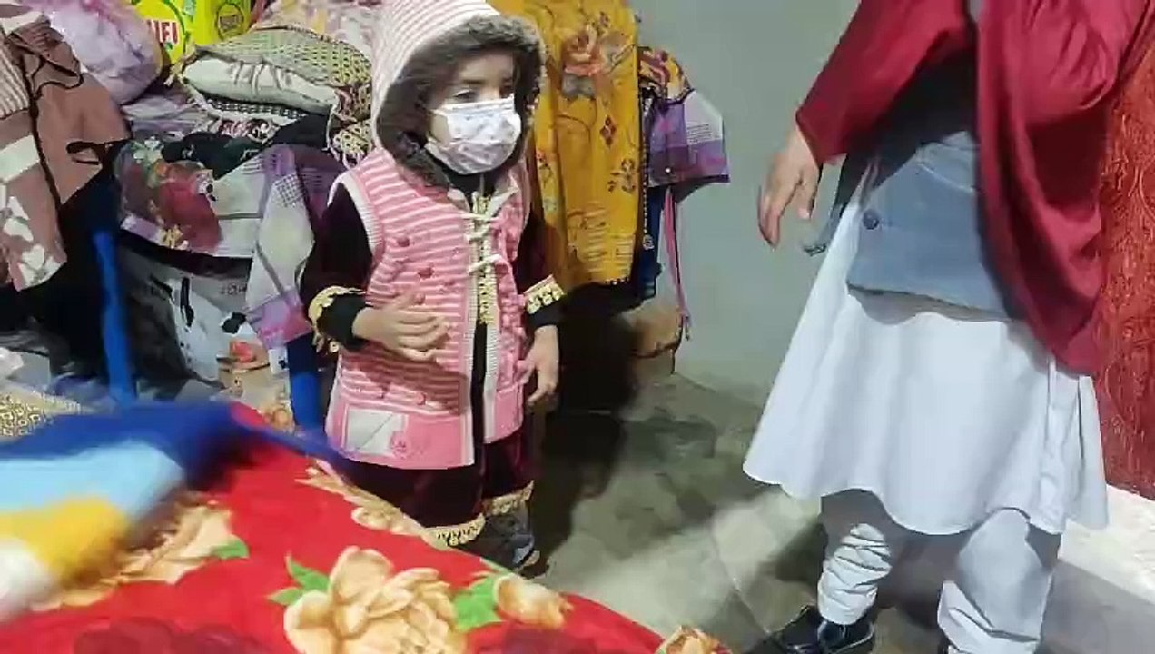 Irah Ko Sardi Lag Gayee | Irah and Eman On Roof Top.