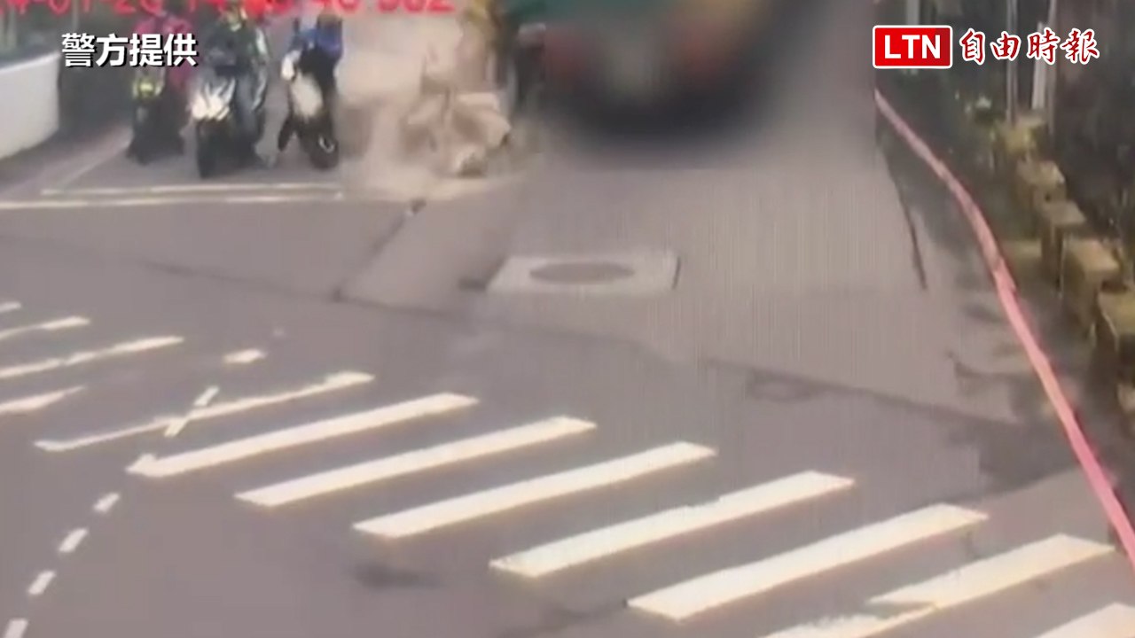 過彎甩落百包水泥砂袋「砸傷女騎士」 聯結車司機慘了（警方提供/翻攝畫面）