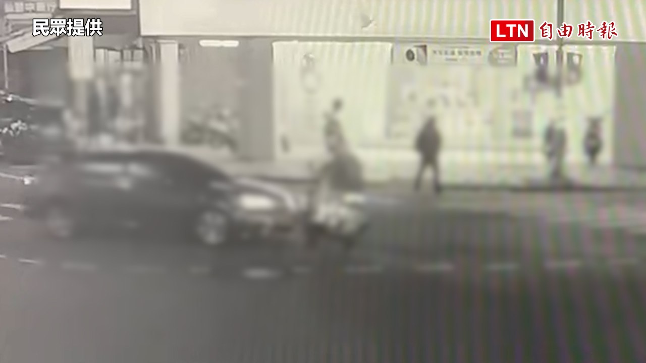 花蓮左轉車未禮讓 撞飛機車進騎樓(民眾提供)