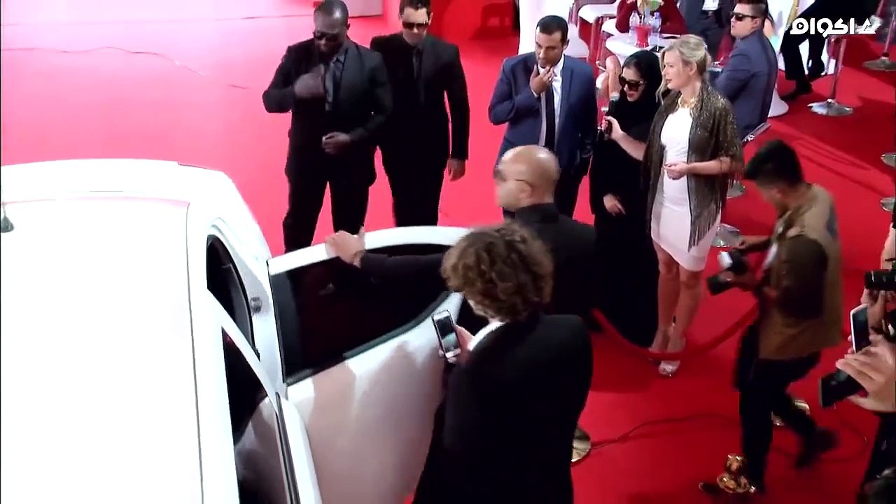 مشاهدة برنامج رامز واكل الجو حلقة الاولى محمد هنيدي