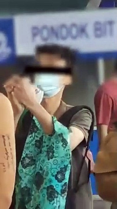 口罩男扯狮城嫂头发 背心男出手制止