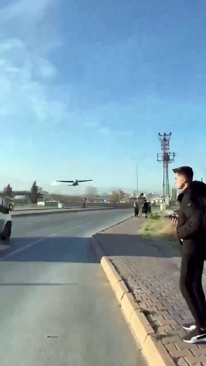 Un avion cargo fait un atterrissage d'urgence impressionnant