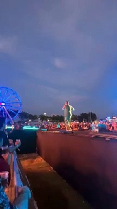 Thiaguinho convoca os pagodeiros e coloca público para cantar