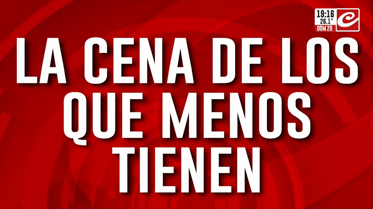 Filas por un plato de comida: olla popular a metros de la Casa de Gobierno