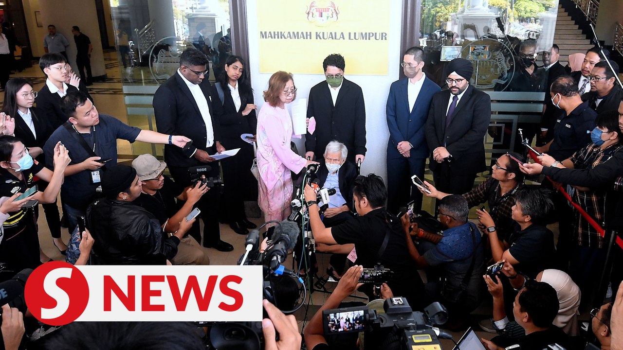 Daim attempts to read statement to press after court proceedings