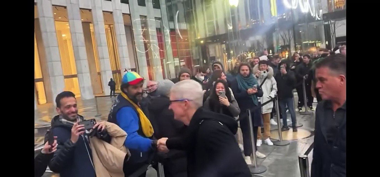 Tim Cook saluda equipo Rosellimac