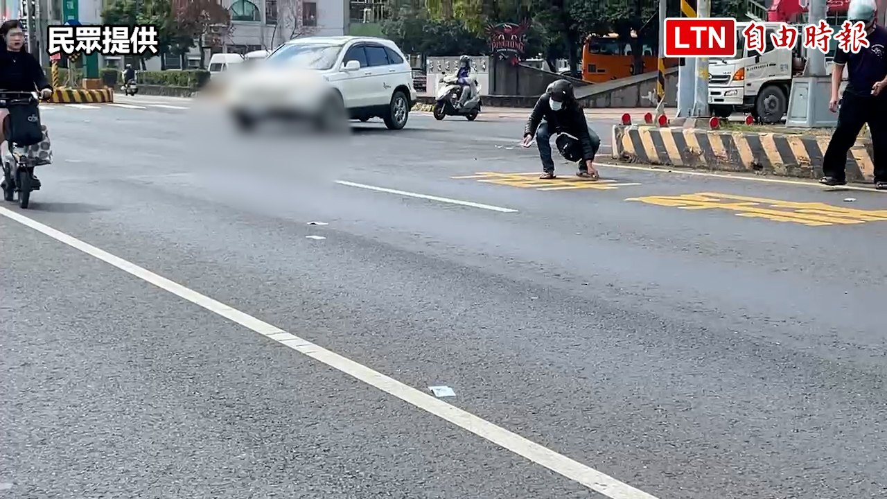 千元大鈔滿天飛 屏東民眾路上忙撿錢 (民眾提供)