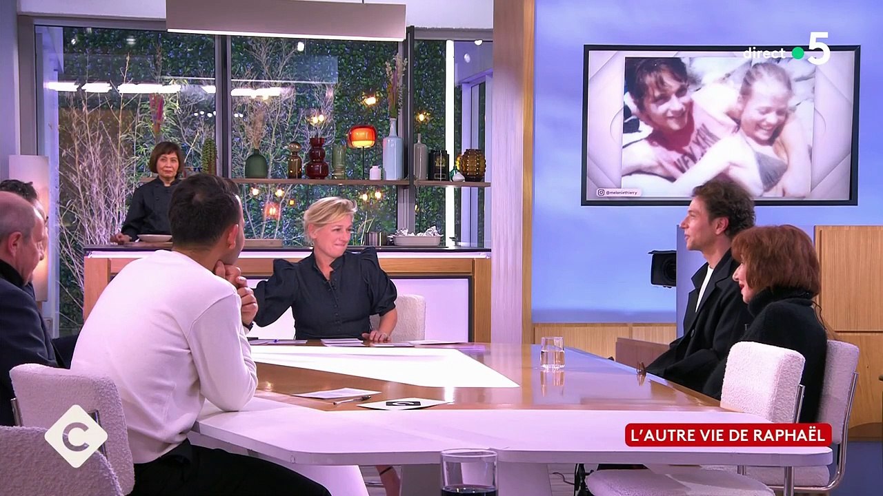 Raphael invité dans "C à Vous".