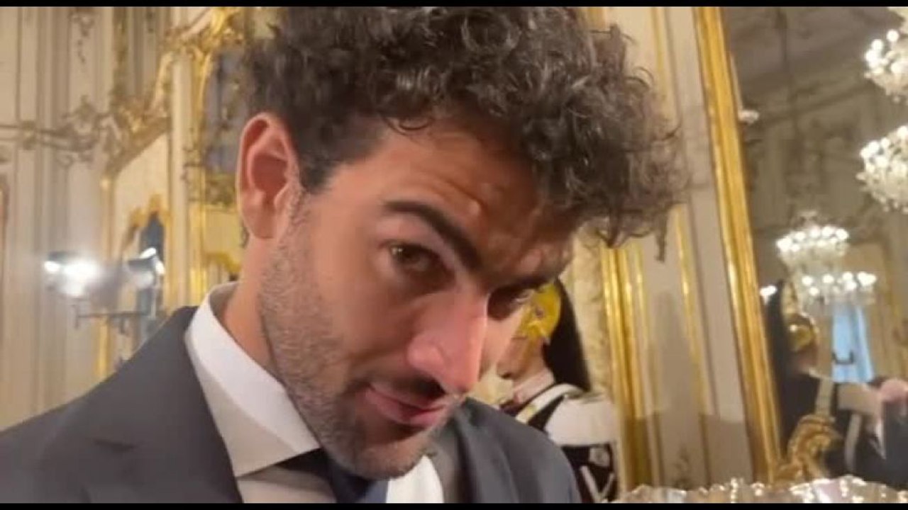 Tennisti al Quirinale: Sinner consegna una racchetta a Mattarella
