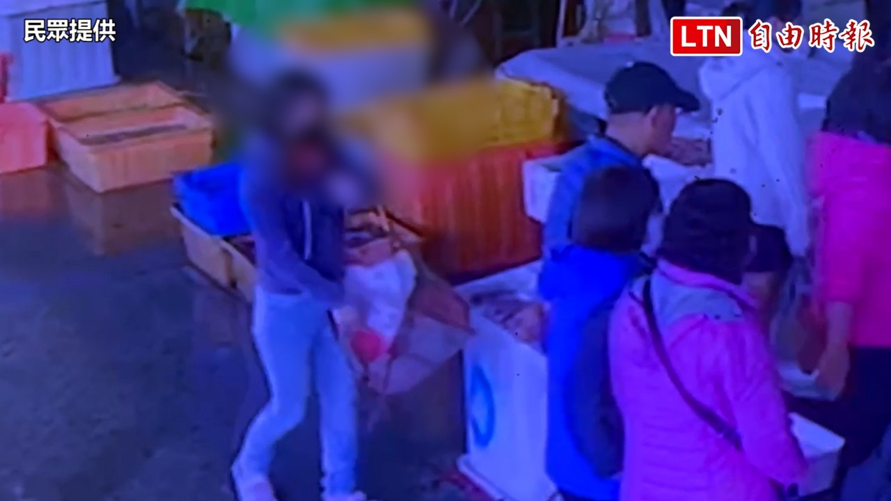 可惡！女子開BMW 卻假裝採買偷走西塭仔漁港魚貨(民眾提供)