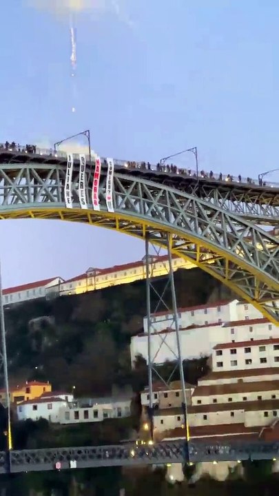 Pedido de namoro no Porto com faixas gigantes e fogo de arti