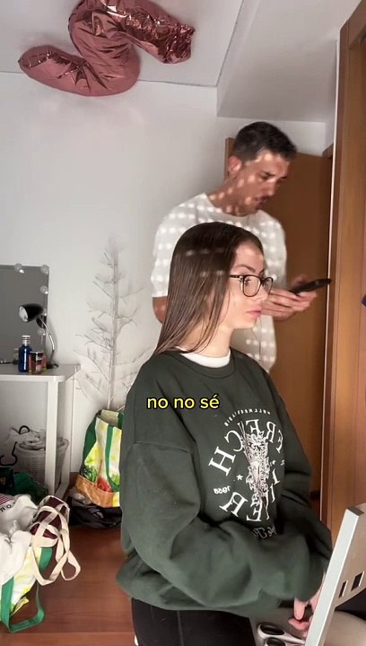 Pede a namorado para lhe cortar as pontas. Resultado não era o que queria