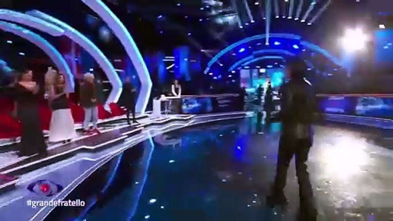 Fiordaliso canta "Non voglio mica la luna" al GF ma non si accorge che il microfono è al contrario