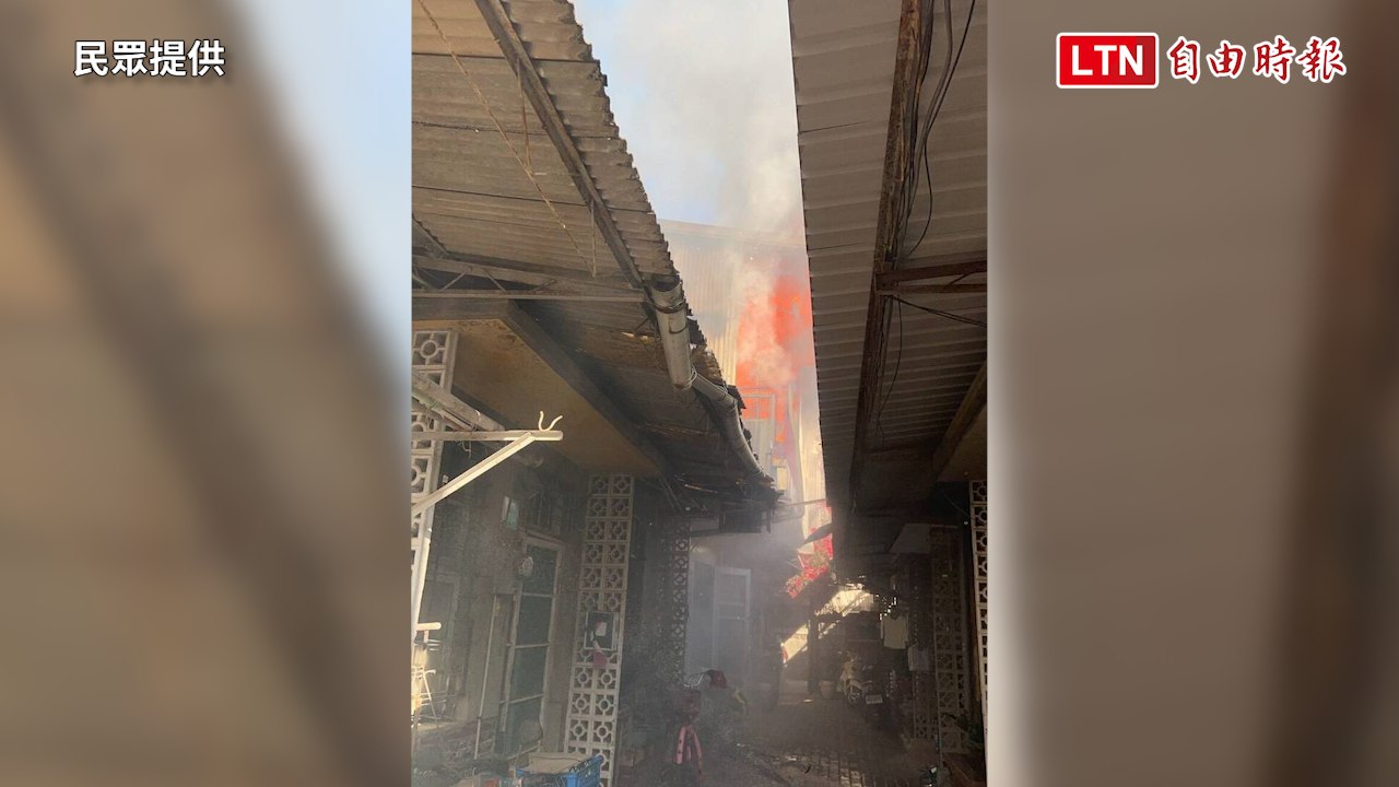 台南民宅堆滿回收物大火！老婦與兒獲救 老翁命危送醫(民眾提供)