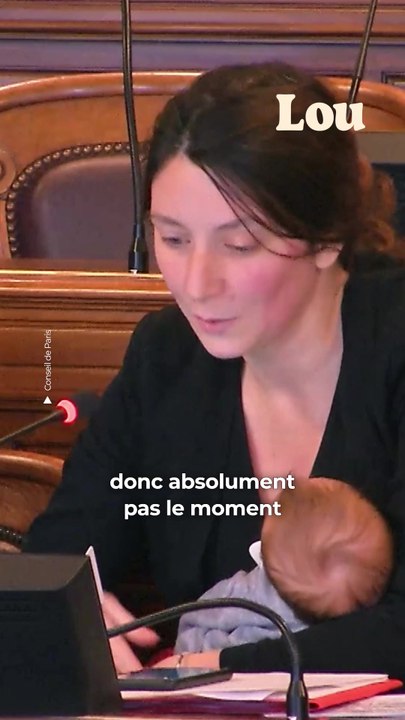 Quand l'élue Léa Vasa siège avec son nouveau-né dans les bras en plein Conseil de Paris.  : Ville de Paris