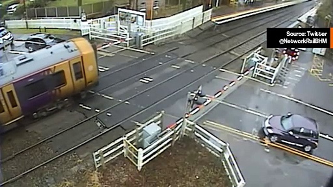 Koira ja mies melkein jäävät junan alle pelottavassa videossa