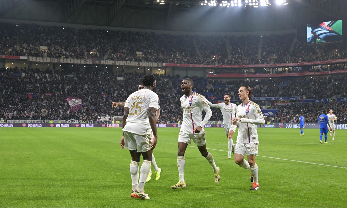 ليون يتجاوز عقبة نيس