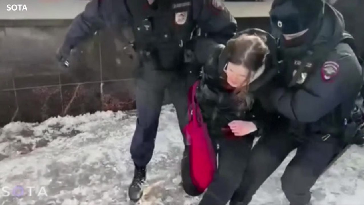 Moscow police detain mourners laying flowers at Navalny memorial event