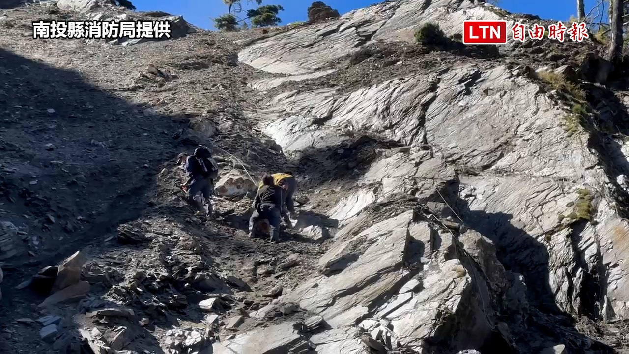 南投9天9件登山意外釀2死 2山友受困玉山八通關峭壁獲救(南投縣消防局提供)