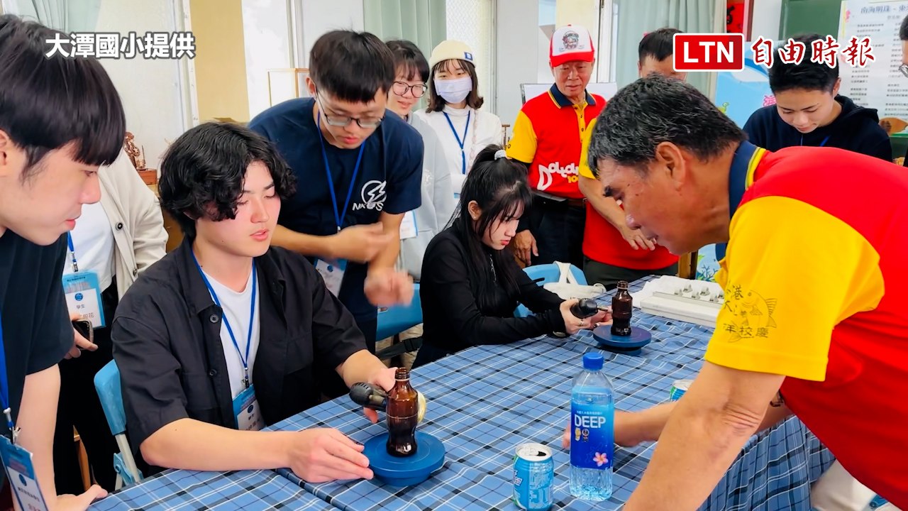 東港迎王年底登場 日本大學生到燒王船場地淨灘、參拜（大潭國小提供）