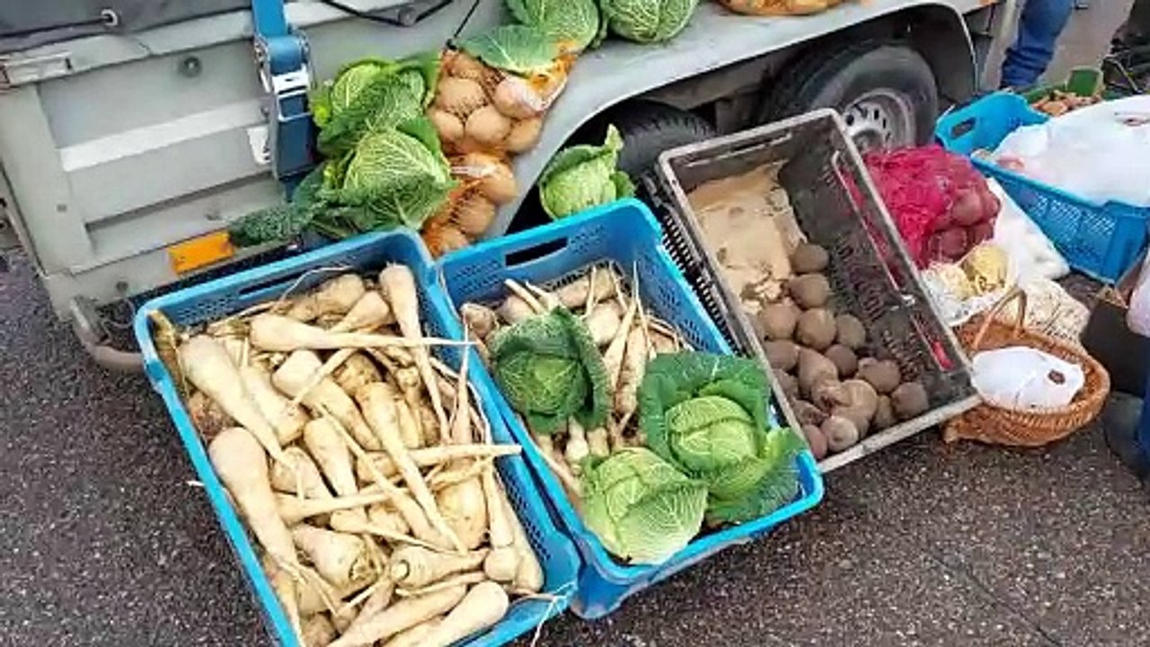 Protest rolników we Włocławku - rolnicy rozdawali owoce i warzywa