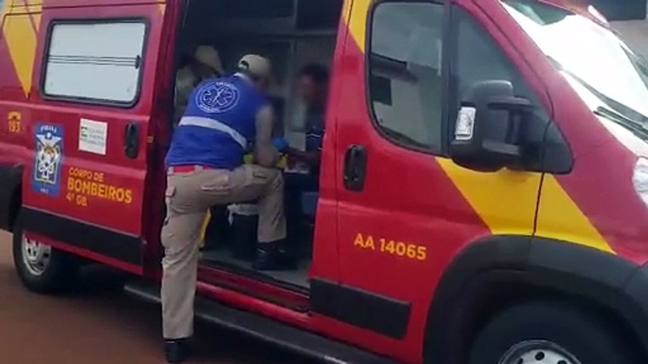 Utilizando serra mármore, homem corta o dedo no Floresta