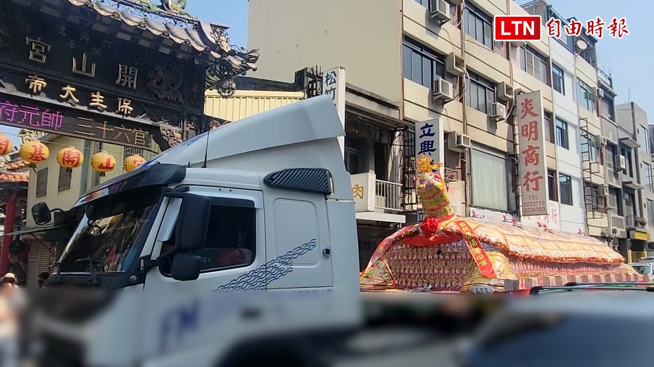 罕見！20768斤龜王「游進」台南市區 民眾驚嘆：也太大了