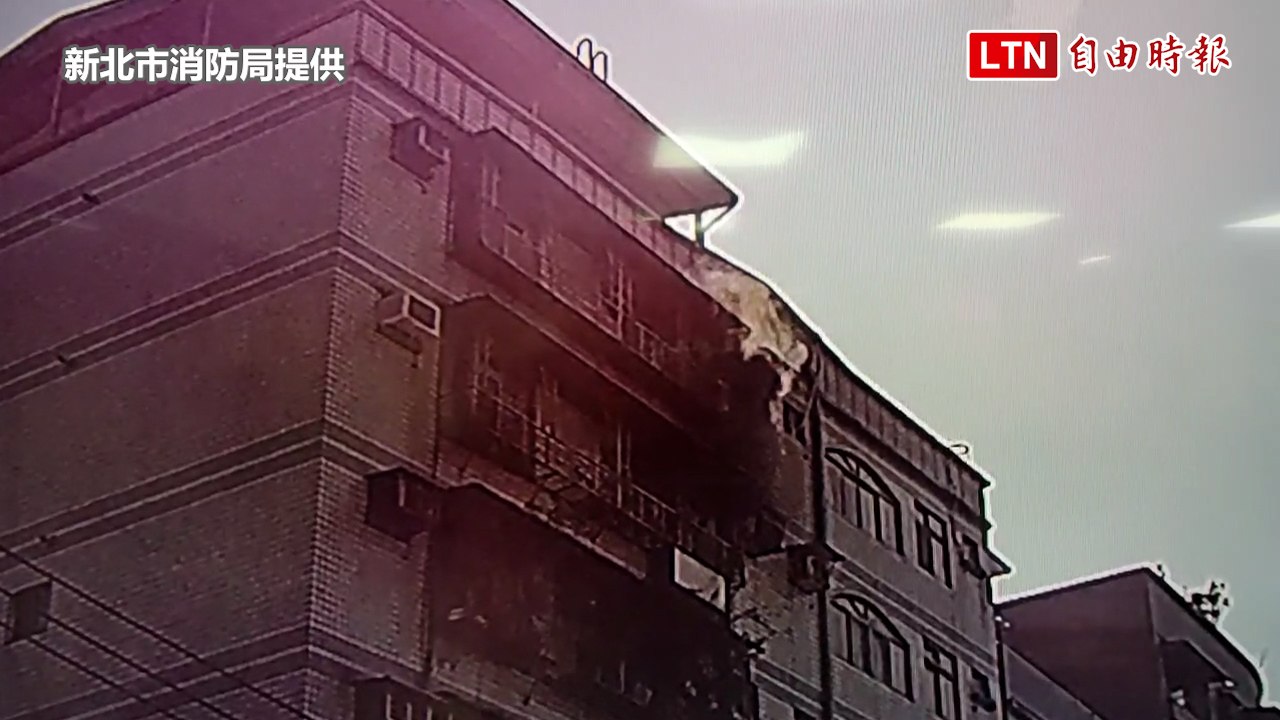 汐止住處充鋰電池不慎起火  消防員及時撲滅(新北市消防局提供)