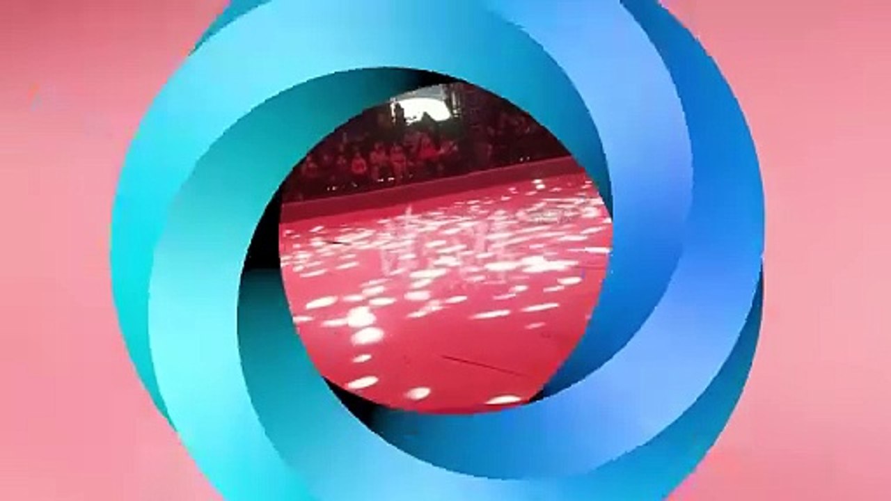 马戏团高空旋转表演 杂技演员半空坠地