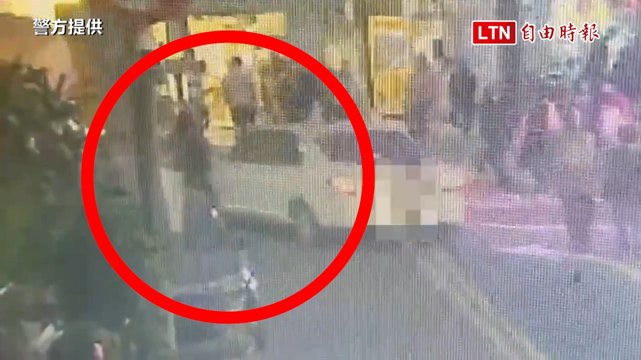 高雄女車禍突跪倒被質疑「碰瓷」 監視器還清白（警方提供）