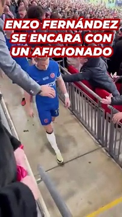 Enzo Fernández se encara con un aficionado