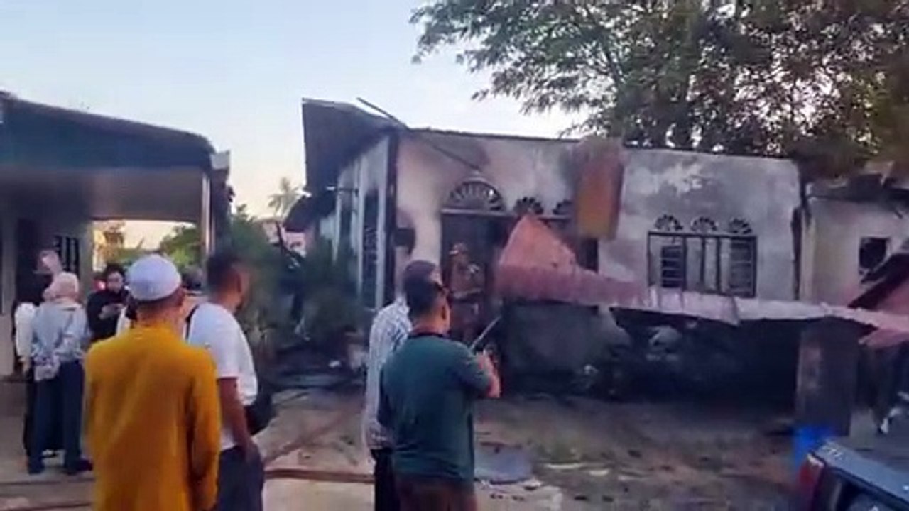 住家式修车中心大火 老村民叫醒家人逃生