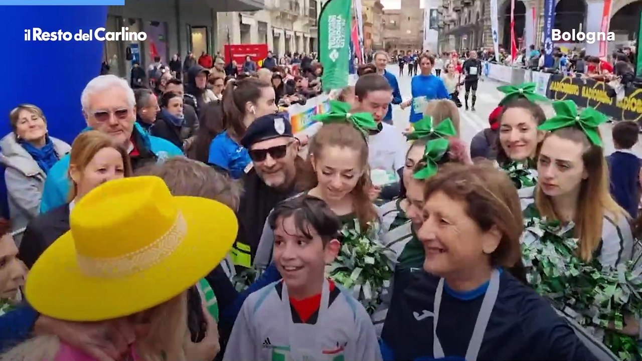 Gianni Morandi alla Bologna Marathon ricorda Lucio Dalla. Il video