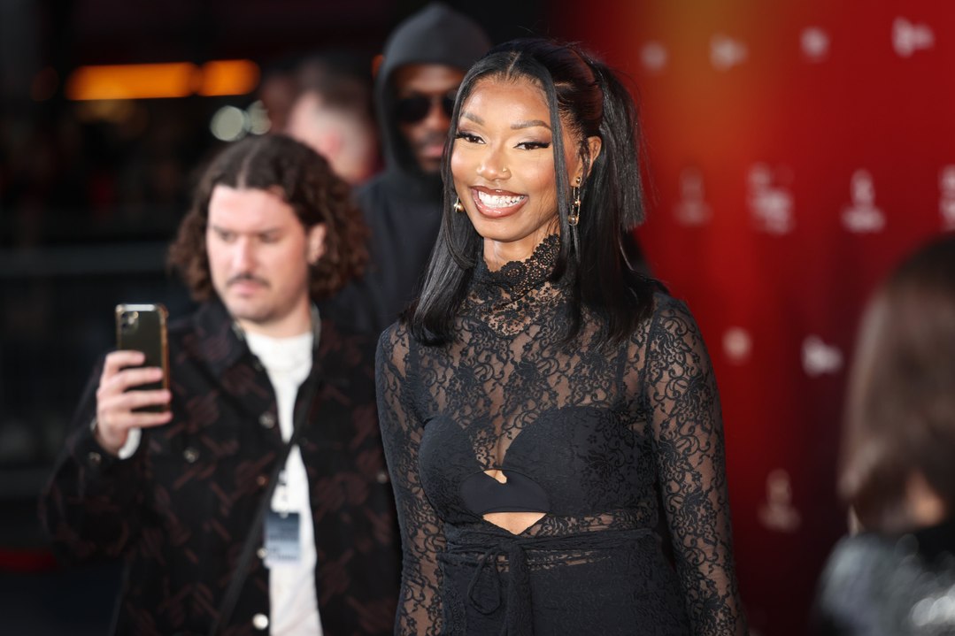 La chanteuse Ronisia nous dévoile son historique de streams juste avant de monter sur scène