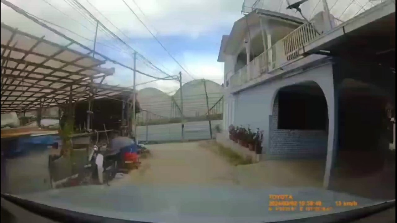 倒车碰撞问题引发纠纷 男司机被抨 欺负女人