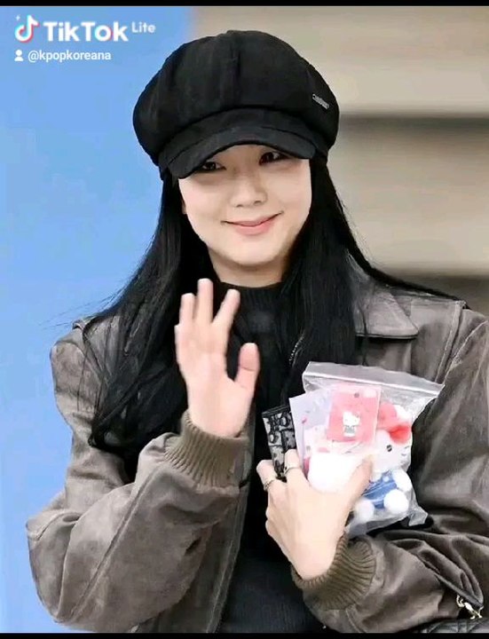 JISOO has safely arrived at ICN Airport back from Paris .