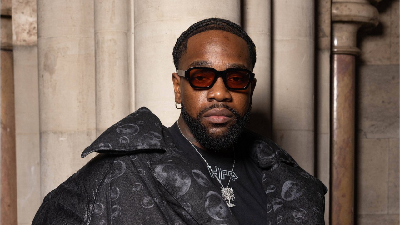 VOICI : Tayc embarrassé : le chanteur contraint d'annoncer sa paternité après une grosse bourde de Dadju