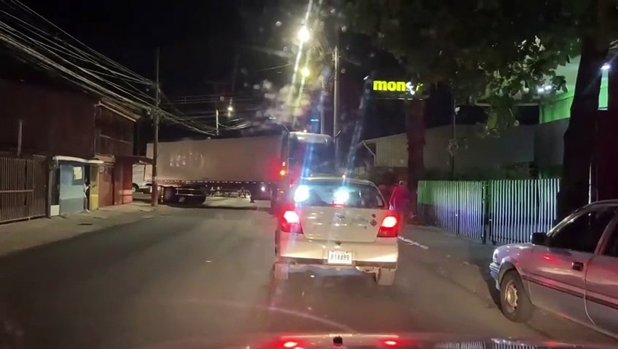 ext-Vecinos denuncian que vehículos articulados pasan por calle restringida para no pagar peaje-040324