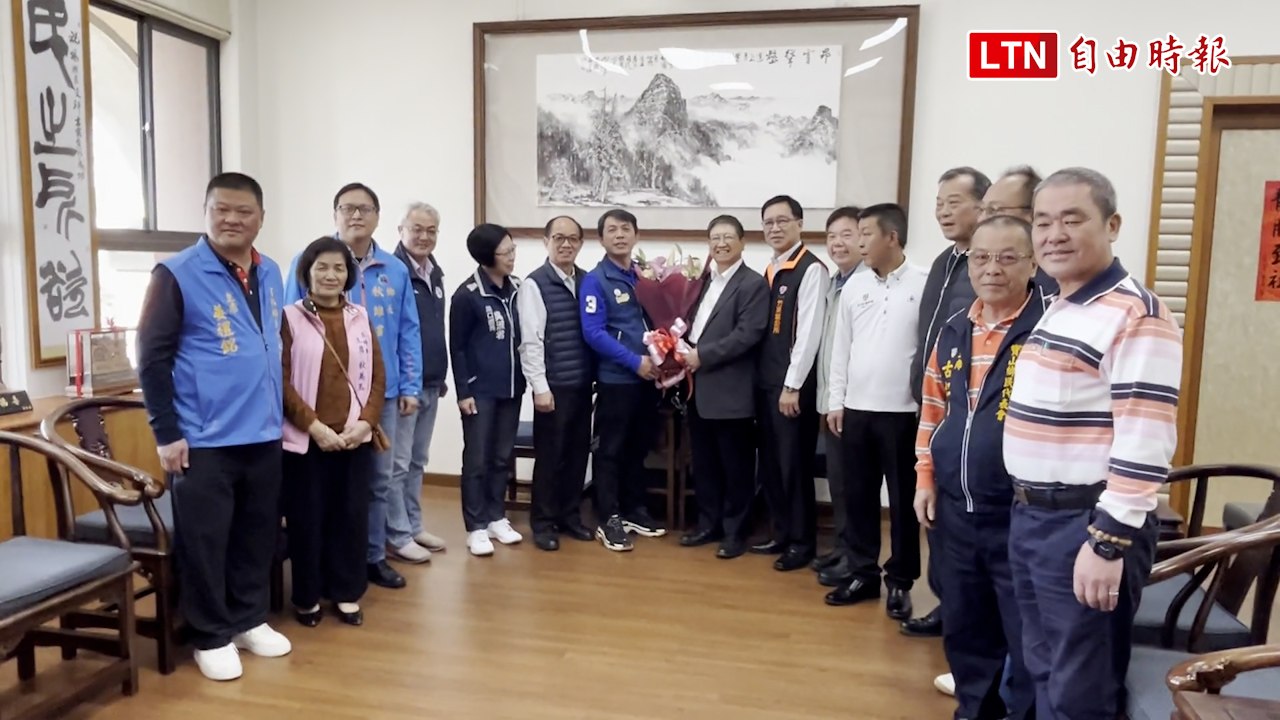 楊文科強調絕無圖利業者 鄉鎮市長聯誼會送花打氣