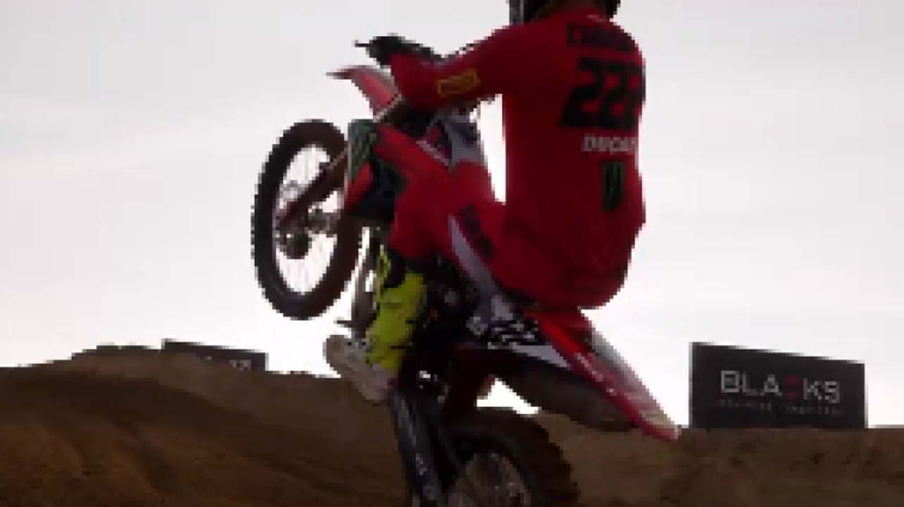 Antonio Cairoli in pista con la Ducati Desmo450 MX: il video emozionale