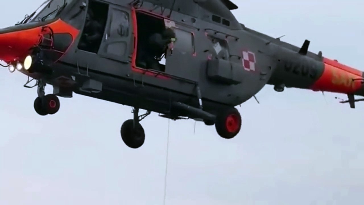 Ewakuacja na morzu. Lotnicy z BLMW we współpracy z ORP Lech